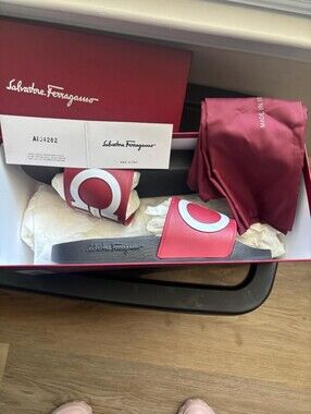 NIB SALVATORE FERRAGAMO SIZE 7 SLIDES